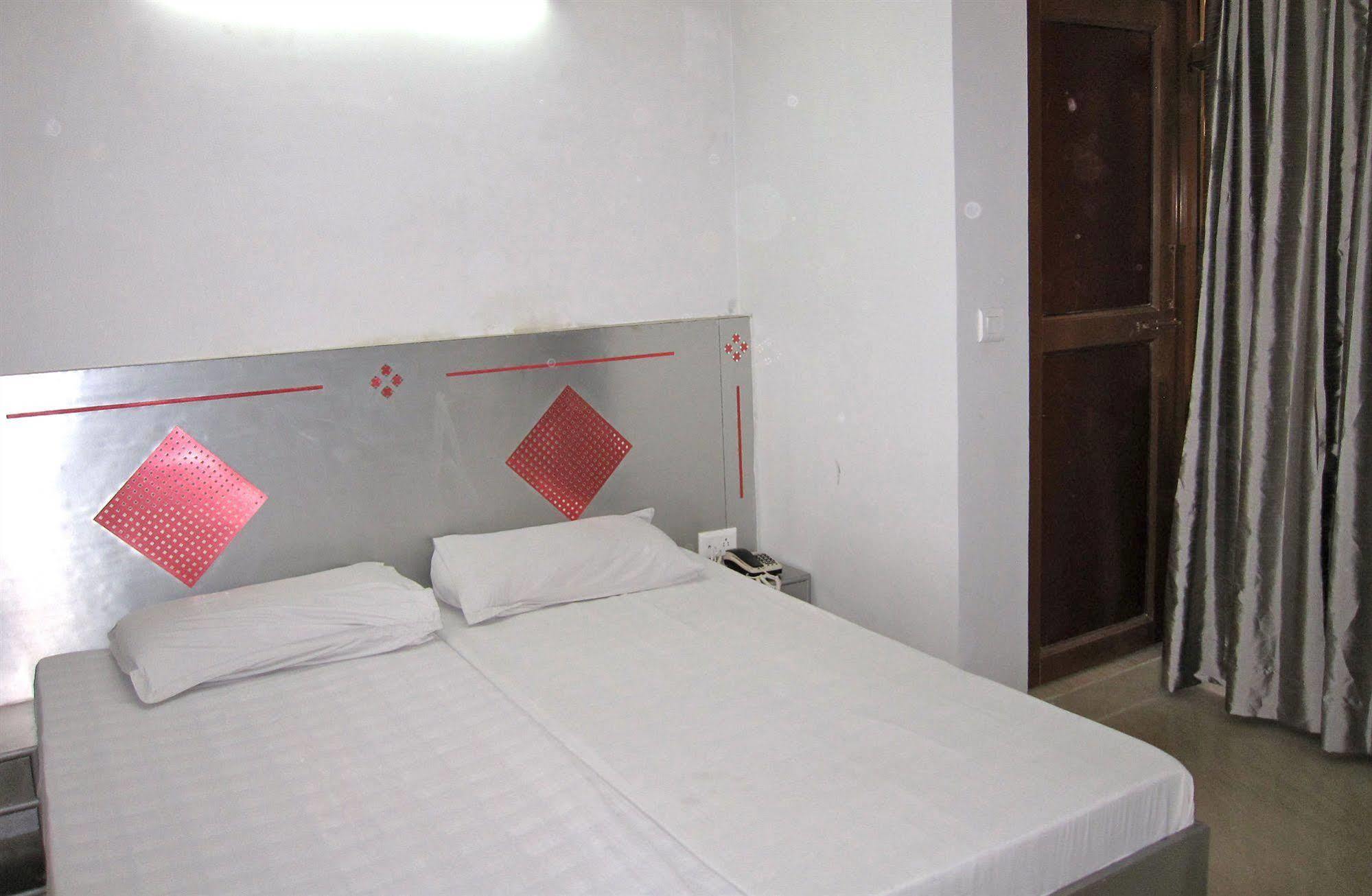 Hotel Kwality Nuova Delhi Esterno foto