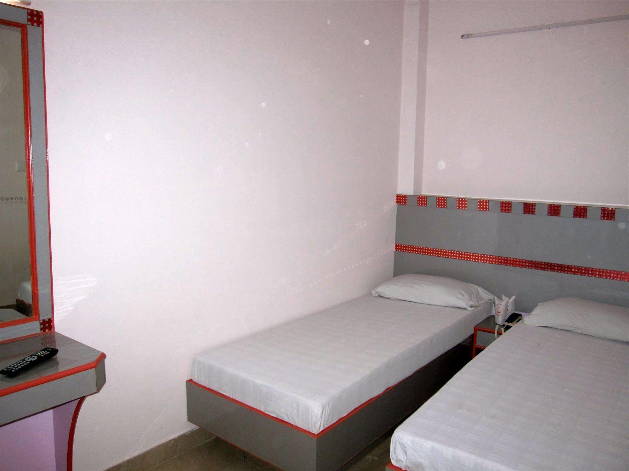 Hotel Kwality Nuova Delhi Esterno foto