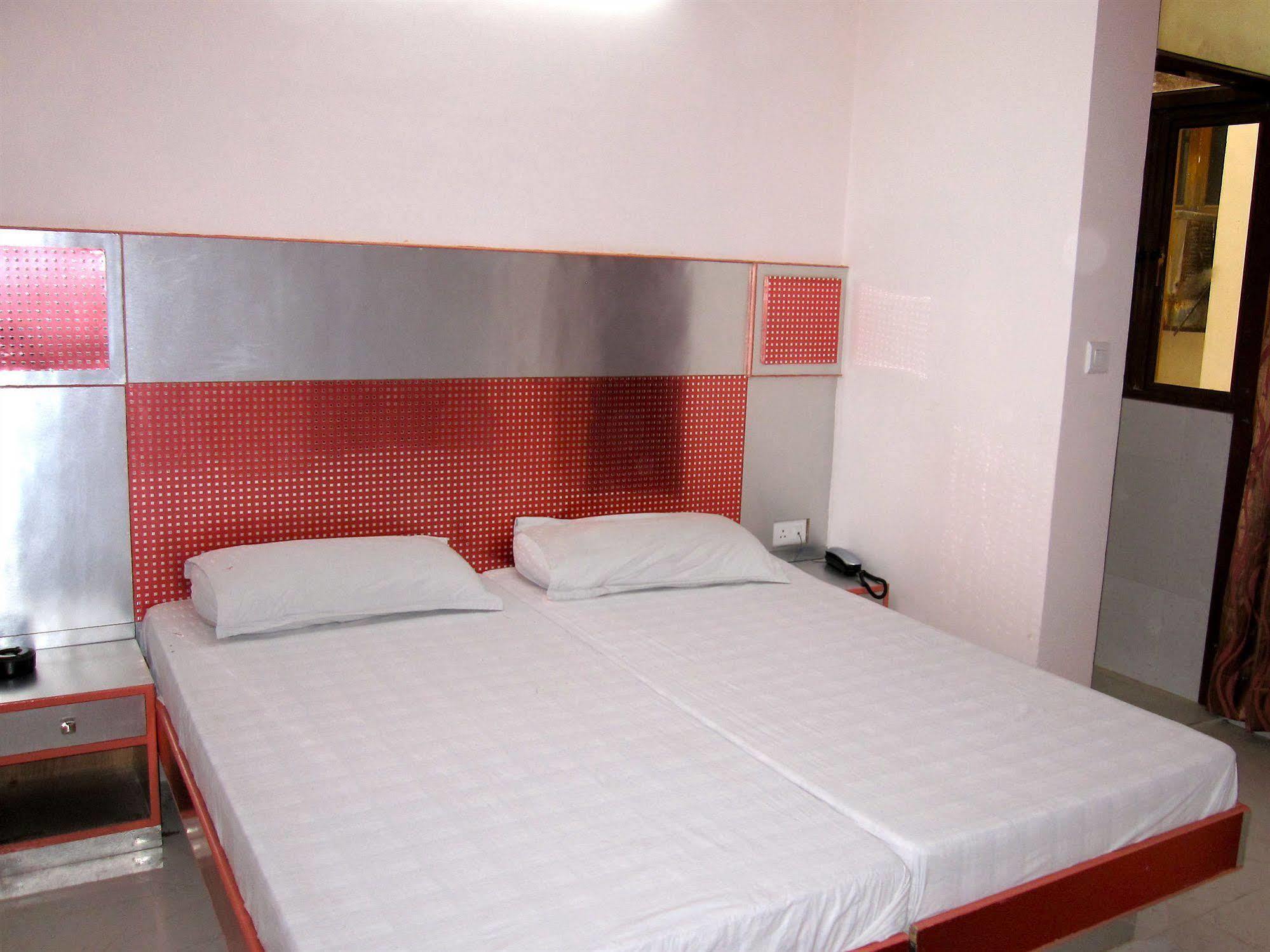 Hotel Kwality Nuova Delhi Esterno foto