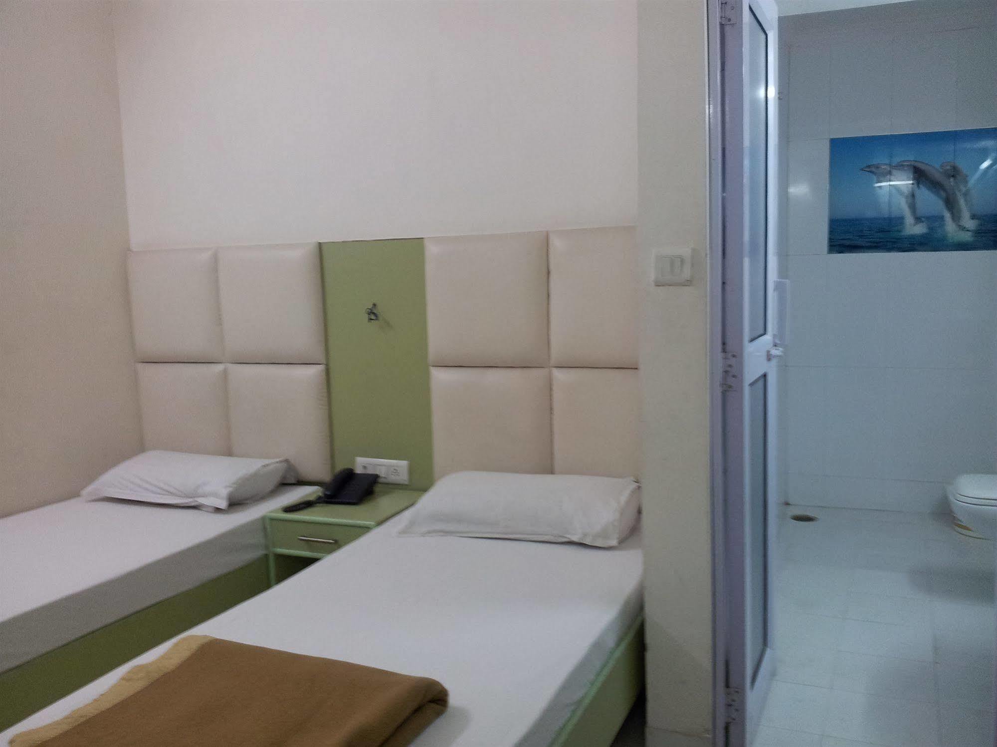 Hotel Kwality Nuova Delhi Esterno foto