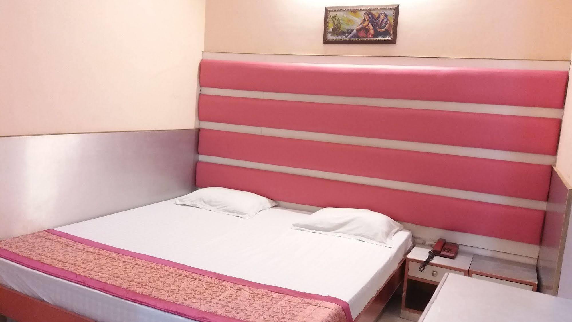 Hotel Kwality Nuova Delhi Esterno foto