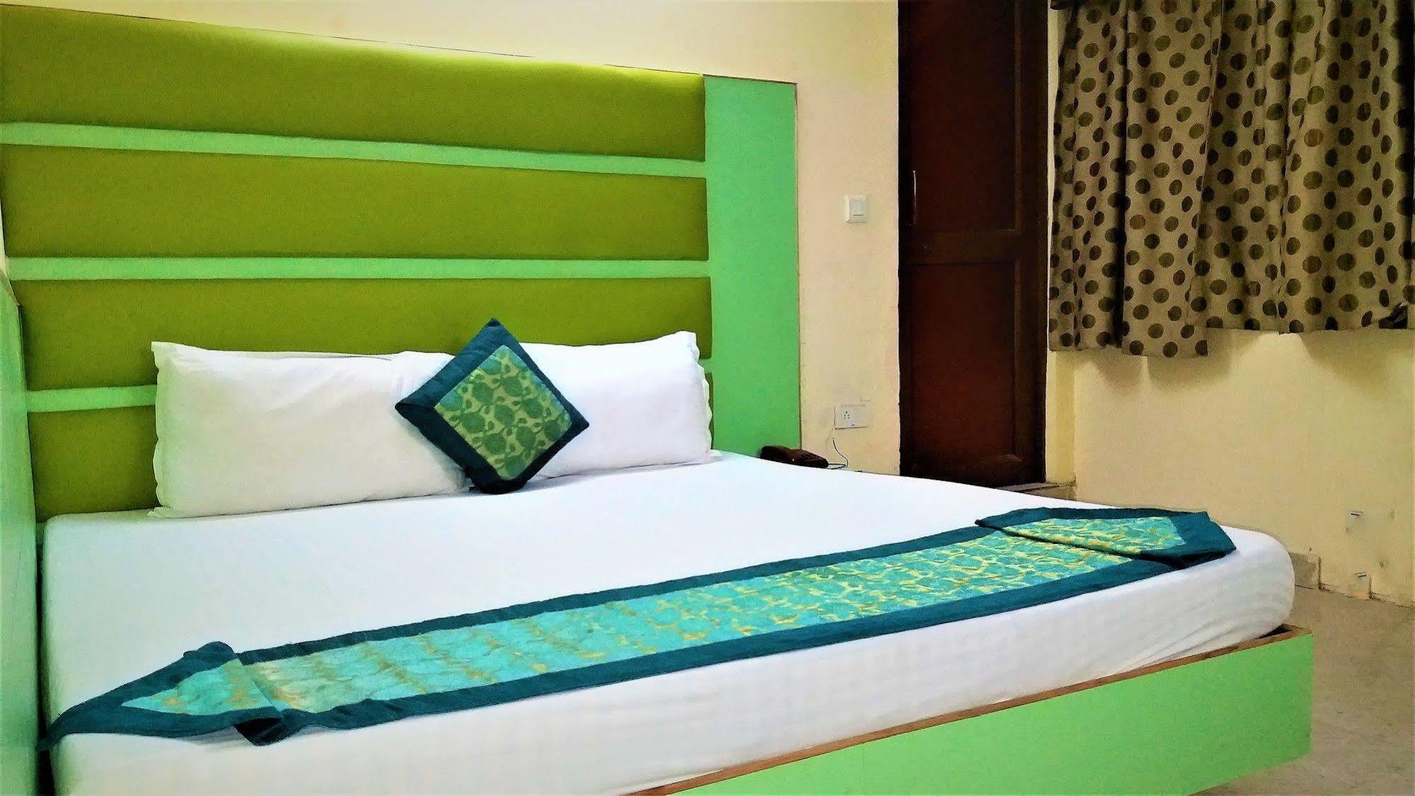 Hotel Kwality Nuova Delhi Esterno foto
